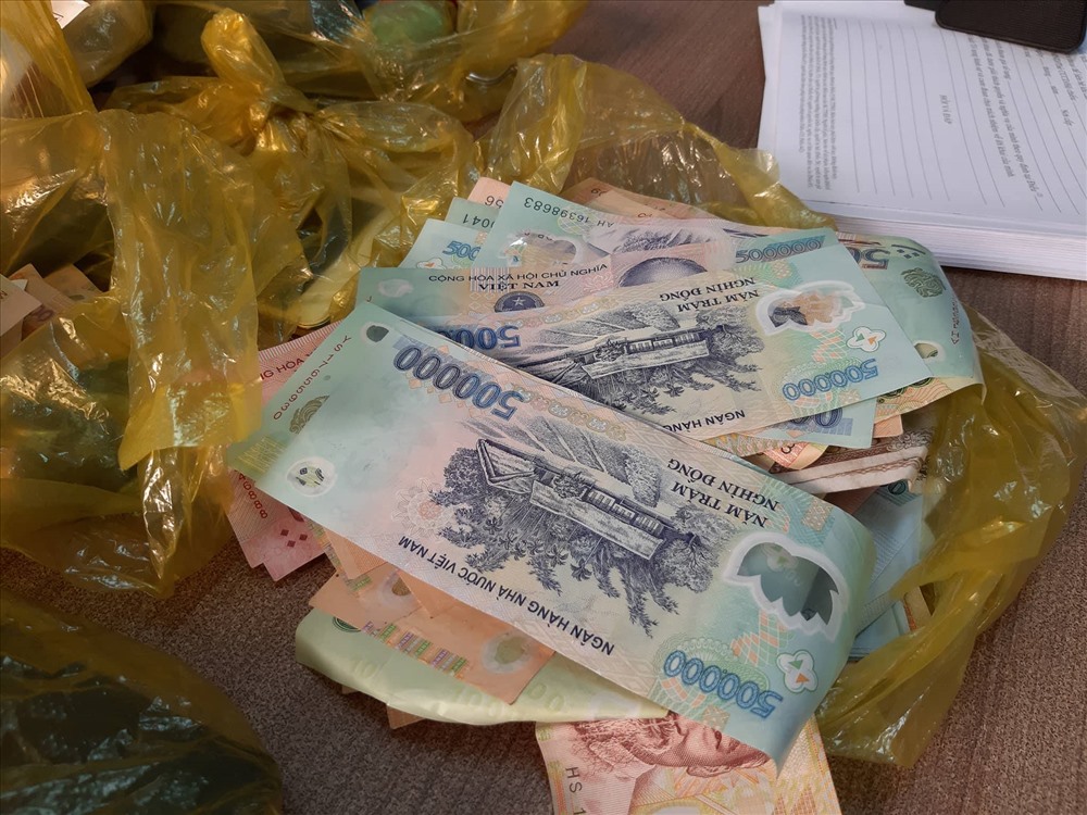 Số tiền Công an thu giữ của 17 đối tượng đanh đánh bạc trong nhà vệ sinh công ty.