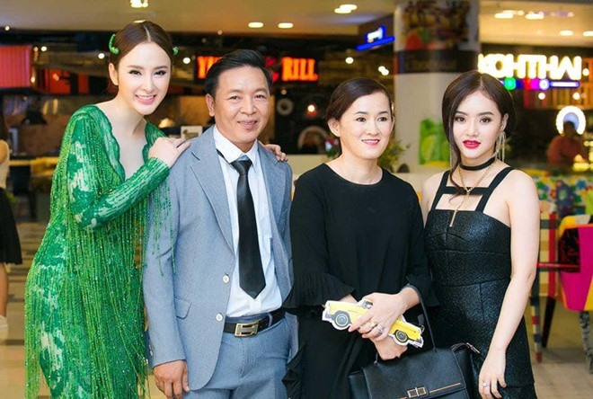 Angela Phương Trinh và gia đình.