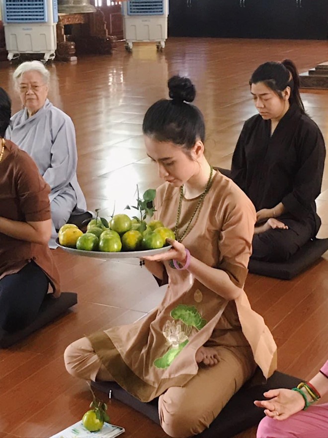 Hình ảnh Angela Phương Trinh ở chùa.