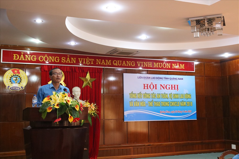 Đồng chí Lưu Văn Thương - Phó Chủ tịch Thường trực LĐLĐ tỉnh Quảng Nam - phát biểu tại hội nghị. Ảnh: Đ.V