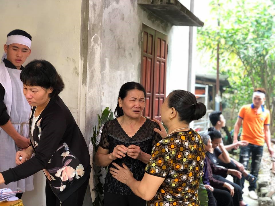 Bà Cao (ở giữa) chia sẻ lại sự việc.