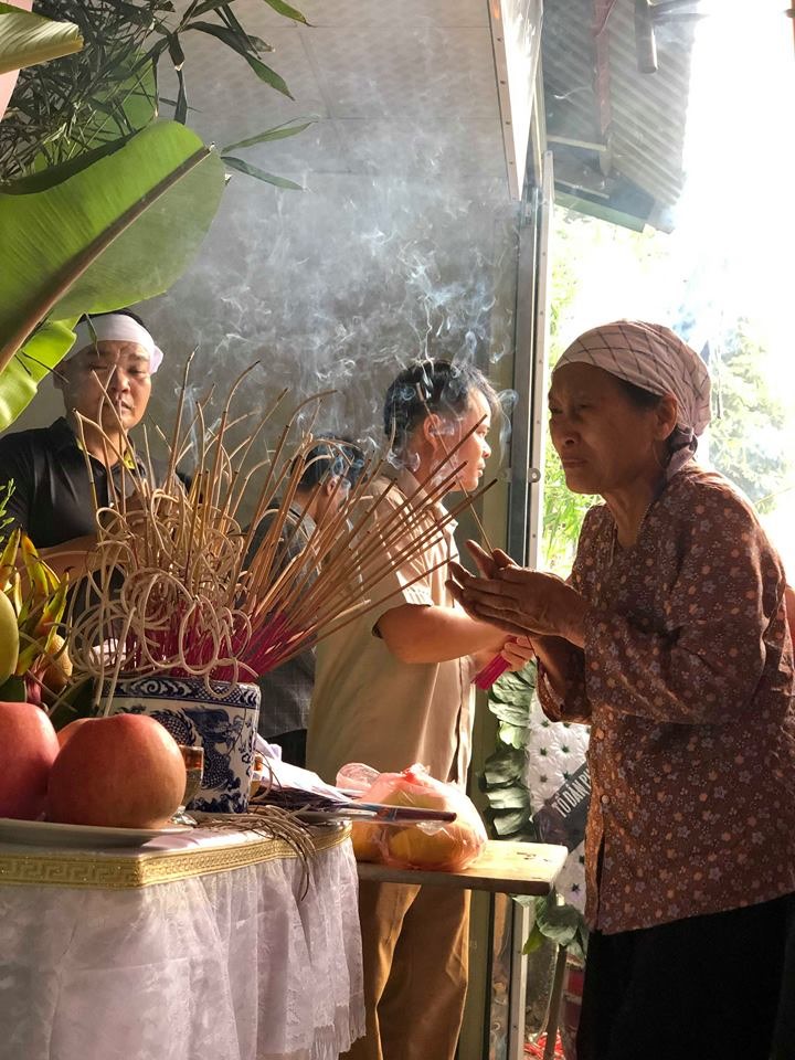 Nhiều người đến thắp hương, chia buồn với gia đình nạn nhân.