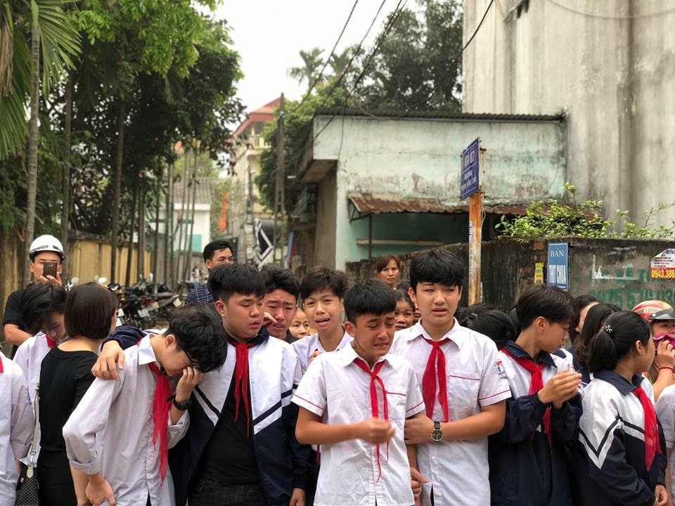 Bạn bè em Cường đến thắp hương lần cuối tiễn biệt em.