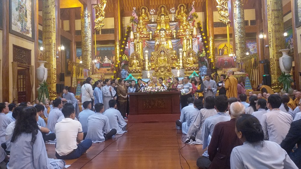 Buổi rao giảng tối 21.3 của chùa Ba Vàng, được nhà chùa truyền trực tiếp trên các kênh kéo dài hơn 2 giờ, nhưng chủ yếu nhằm minh oan cho việc “gọi vong, thu hàng trăm tỉ đồng” mà báo Lao Động đã phản ánh. Ảnh:N.H