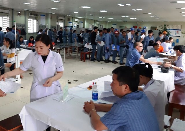 Nhiều công nhân xếp hàng để được khám sức khỏe