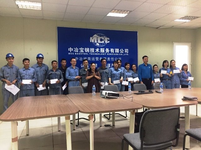 Trao 15 suất quà cho công nhân khó khăn