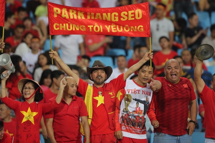 Cổ động viên Việt Nam cổ vũ hết mình. Ảnh: Sơn Tùng
