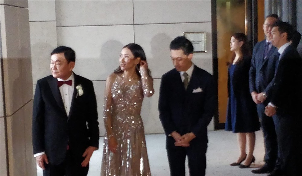 Công chúa Thái Lan Ubolratana Mahidol, ông Thaksin Shinawatra và bà Yingluck Shinawatra có mặt trong đám cưới ở Hong Kong tối 22.3. Ảnh: SCMP, Khaosod.