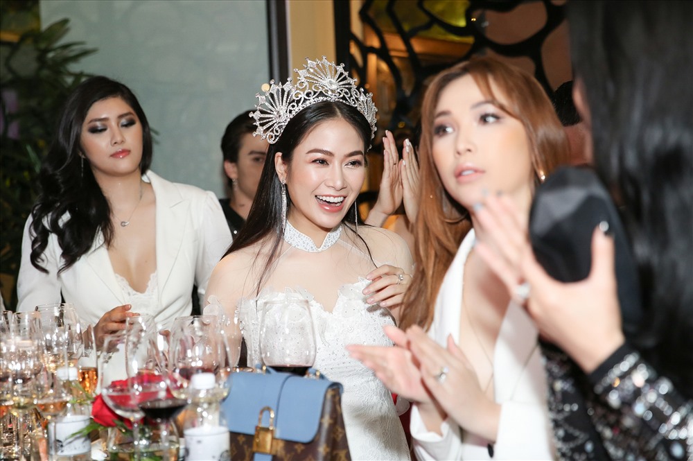 Tuyết Nga cười rạng rỡ trong vòng vây của bạn bè, đồng nghiệp.