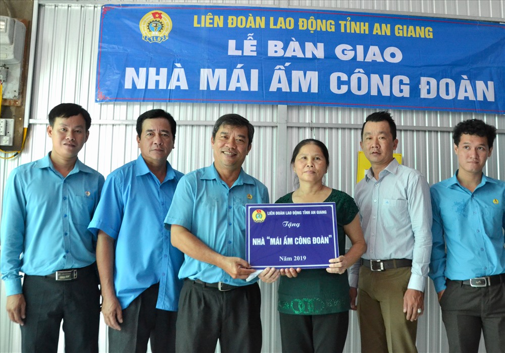 Đoàn công tác LĐLĐ An Giang do Phó chủ tịch Nguyễn Hữu Giang dẫn đầu bàn giao MÂCĐ cho đoàn viên Nguyễn Thị Náo. Ảnh: Lục Tùng