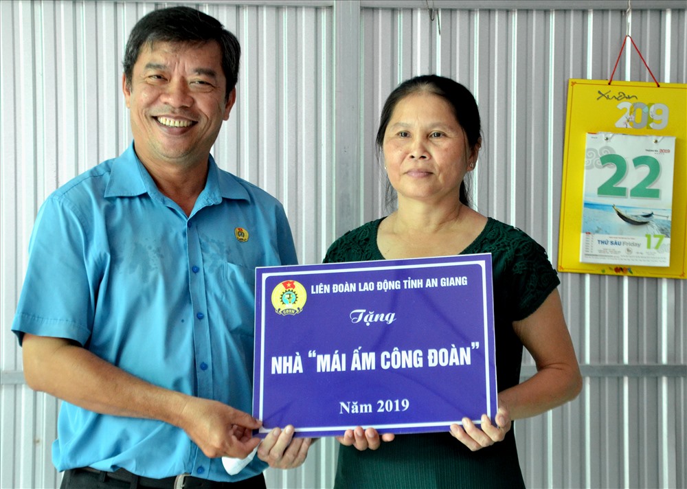 Ông Giang trao bản biêu trưng MÂCĐ cho đoàn viên Náo. Ảnh: Lục Tùng
