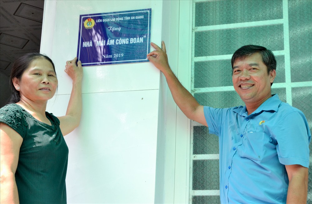 Thực hiện nghi thức gắn bản nhà MÂCĐ. Ảnh: Lục Tùng