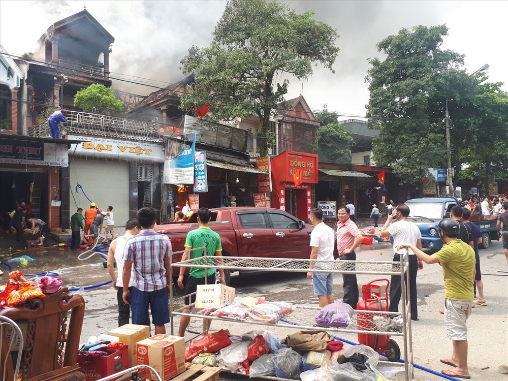 Người dân sơ tán vật dụng ra khỏi đám cháy
