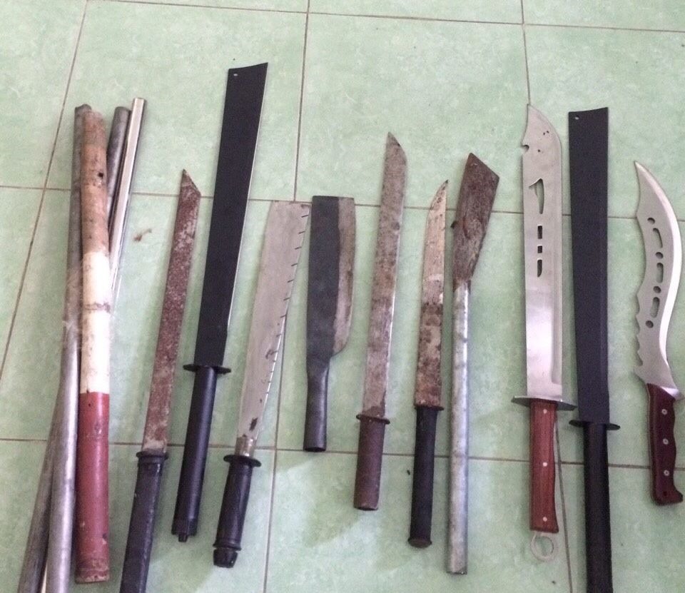 Hung khí các đối tượng mang theo.