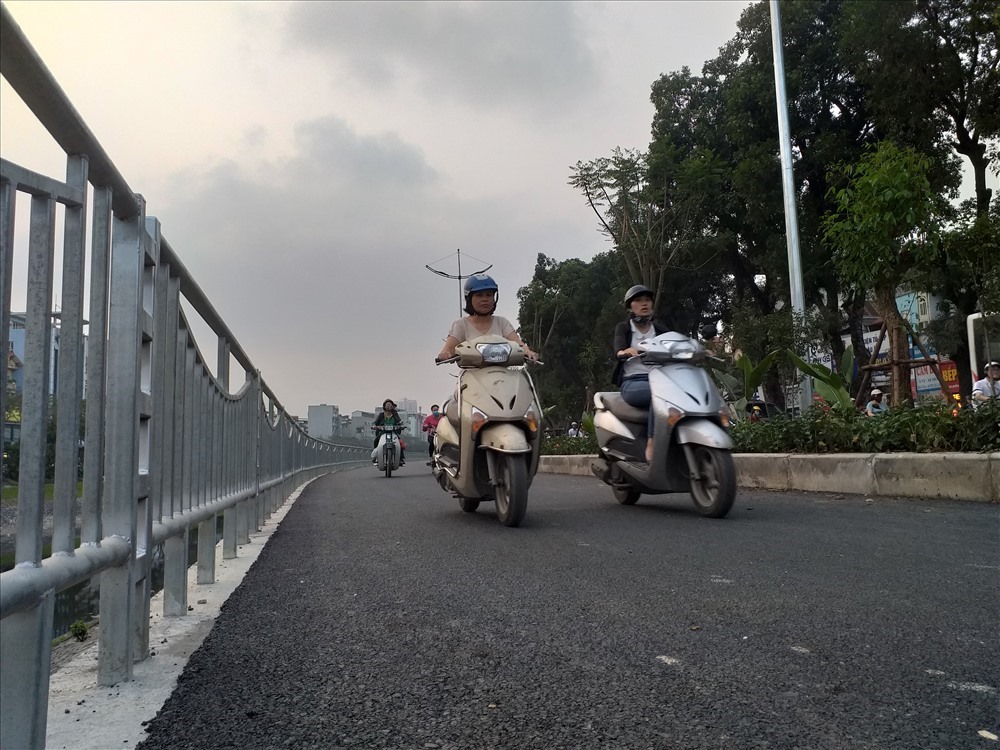 Buổi sáng và chiều, có rất nhiều người đi bộ tại tuyến đường. Tuy nhiên, vào giờ tan tầm lại có nhiều người đi xe máy ngang nhiên vào tuyến đường này.