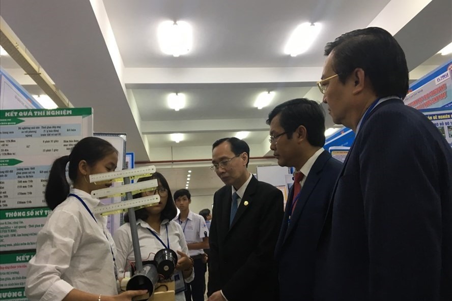 Các em học sinh giới thiệu các đề tài nghiên cứu đến lãnh đạo ngành giáo dục, lãnh đạo TPHCM trong cuộc thi Khoa học Kỹ thuật cấp Quốc gia khu vực phía Nam. Ảnh minh họa: Anh Nhàn