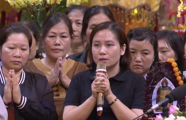 Chị Phương đứng lên chia sẻ tại buổi pháp thoại chiều 21.3.