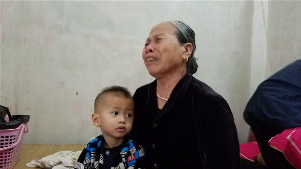 Người thân cùng bà con hàng xóm thẩn thờ trước cái chết của nạn nhân Trần Văn Nhật