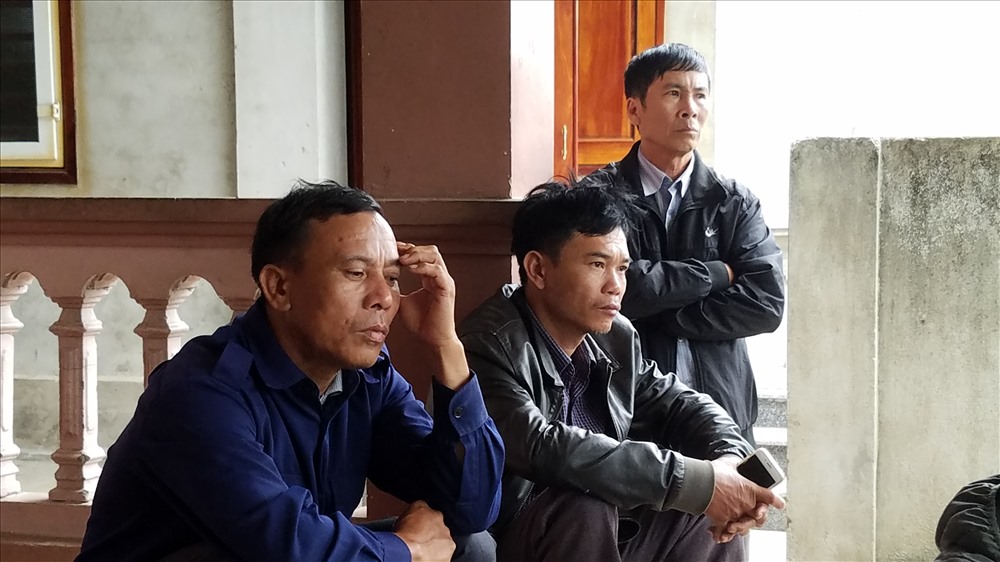 Người thân cùng bà con hàng xóm thẩn thờ trước cái chết của nạn nhân Trần Văn Nhật