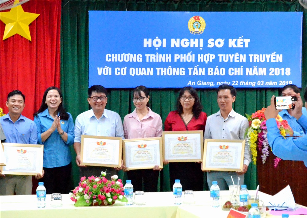 Bà Phan Thị Diễm - Phó chủ tịch LĐLĐ thay mặt đơn vị tặng Bằng khen cho các tập thể, cá nhân có thành tích tuyên truyền phong trào công nhân và hoạt động CĐ An Giang năm 2018. Ảnh: LĐ