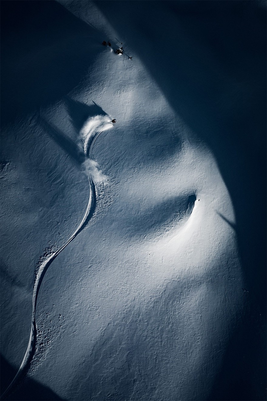 Đứng sau bức “Running Through The Sand Dunes” (Chạy trên những đụn cát) của tác giả Trung Pham trong hạng mục thể thao là bức “Shadow Skier” (Trượt tuyết ảo ảnh), tác giả oberschneider.com.