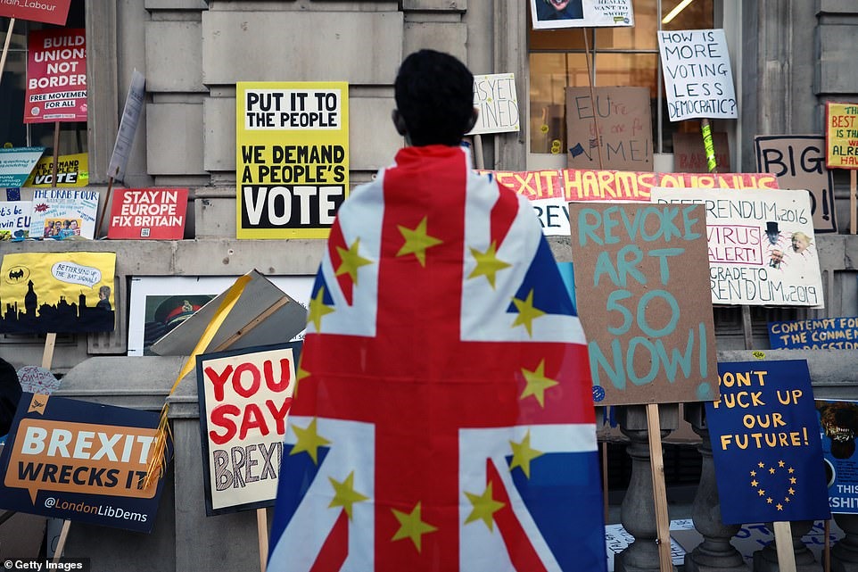 Cuộc biểu tình tuần hành diễn ra trong bối cảnh 1 ngày sau khi Thủ tướng Theresa May gửi thư cho các nghị sĩ cho biết, bà sẽ không tiến hành bỏ phiếu thỏa thuận Brexit lần 3 nếu như bà không nhận được “đủ ủng hộ” từ các nghị sĩ.