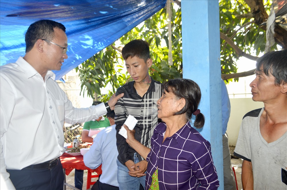 Ông Khuất Việt Hùng thăm hỏi, chia buồn cùng thân nhân gia đình nạn nhân. Ảnh: Lục Tùng