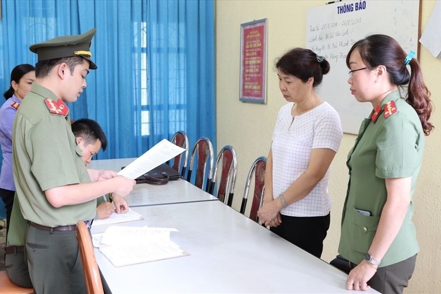 Cơ quan chức năng đọc lệnh khởi tố bà Nguyễn Thanh Nhàn vì có liên quan tới gian lận sửa điểm thi. Ảnh: TL