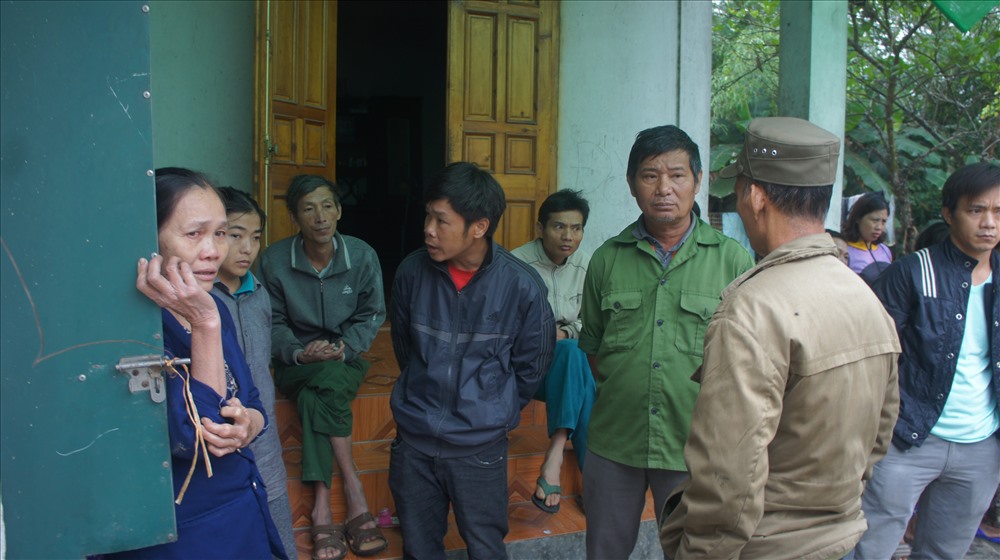 Anh em, họ hàng, làng xóm tiếc thương sự ra đi đột ngột của nạn nhân
