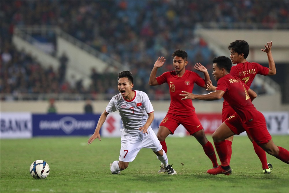 Trong phần lớn thời gian, U23 Việt Nam chủ động kiểm soát bóng và chơi ban bật kĩ thuật. Điều này khiến U23 Indonesia phải sử dụng lối chơi quyết liệt và không ngần ngại phạm lỗi. 