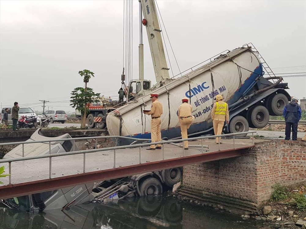 Lực lượng chức năng phải điều động 2 xe cẩu tới hiện trường giải cứu chiếc xe gặp nạn. Ảnh: NT