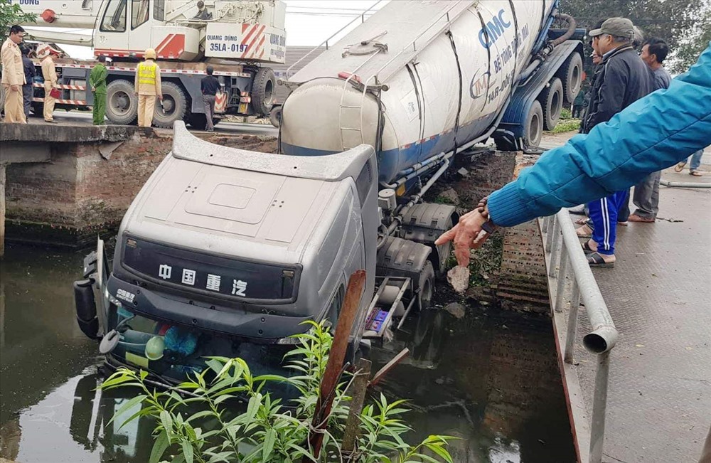 Sau khi gây tai nạn, chiếc xe bồn mất lái lao xuống sông. Ảnh: NT
