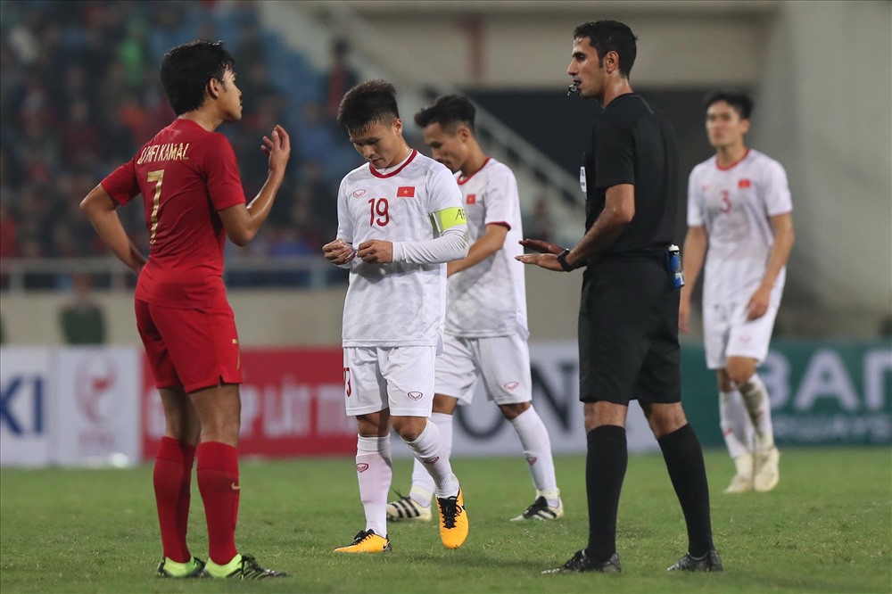Tiền vệ đội trưởng U23 Việt Nam chăm chú đọc lại “mật lệnh” của HLV Park Hang-seo để thay đổi chiến thuật chp U23 Việt Nam. Ảnh: Sơn Tùng