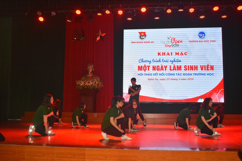 Sinh viên Trường Đại học Vinh biểu diễn văn nghệ chào mừng các học sinh đến tham dự chương trình.