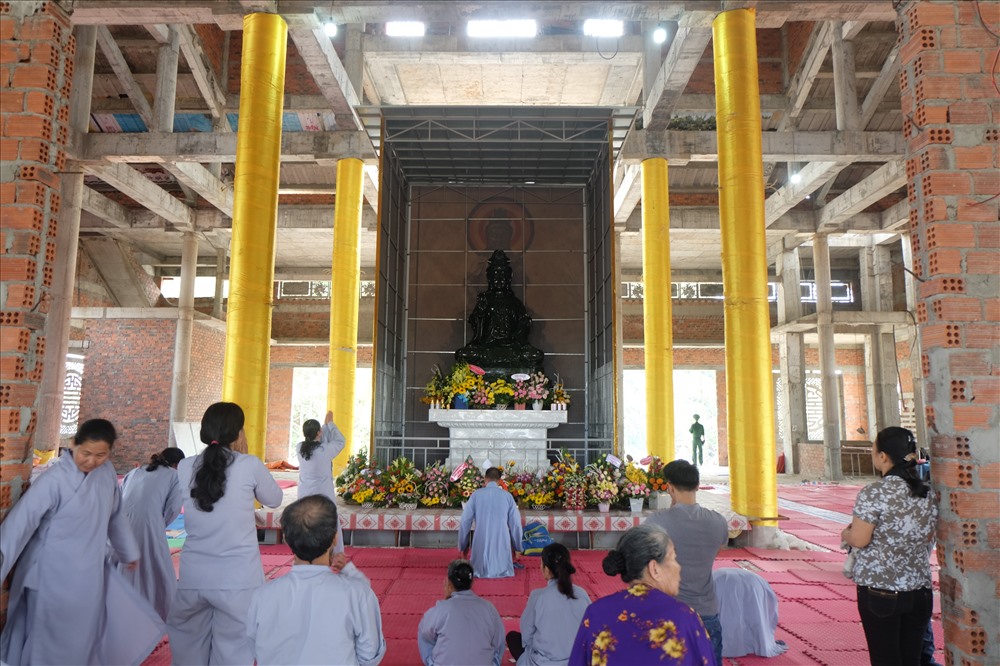 Người dân và du khách đến chiêm bái.