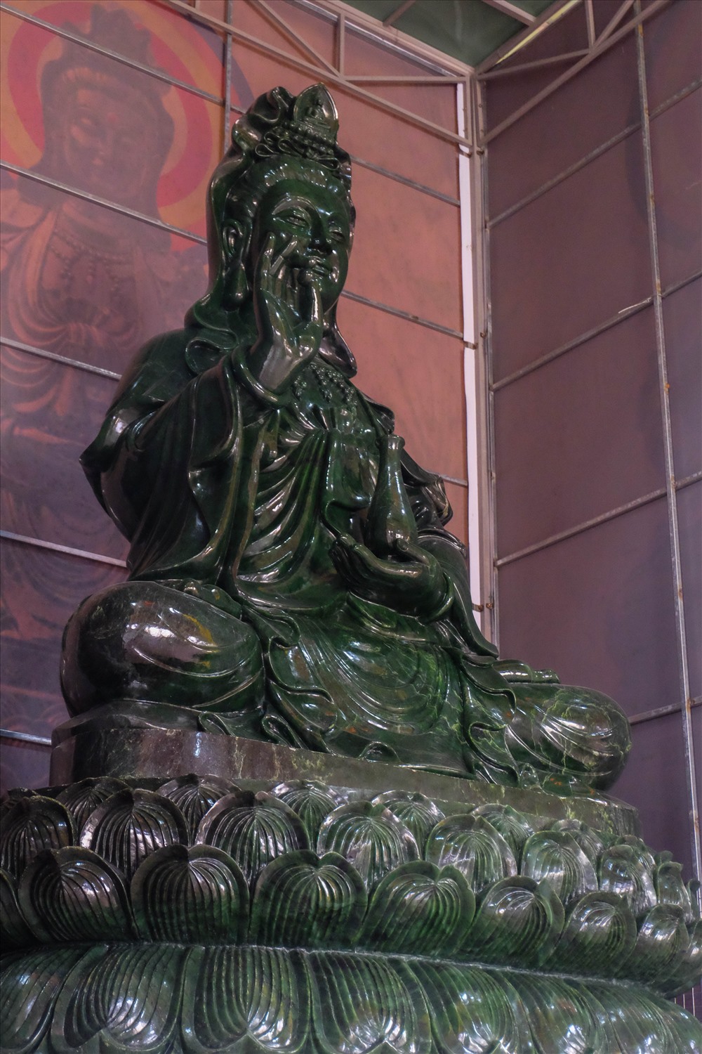 Tượng phật Nephrite Quán Thế Âm trong tư thế ngồi được xem là pho tượng “song sinh” với pho tượng “Phật Ngọc Hòa bình Thế giới”.