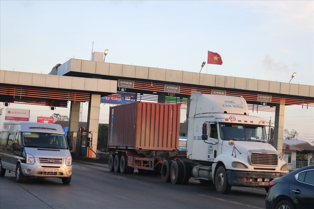 Nhiều xe container đi vào cao tốc.