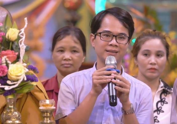 Anh Nguyễn Hồng Phong chia sẻ tại chùa Ba Vàng. Ảnh cắt từ clip.
