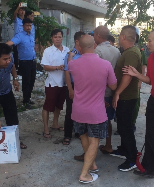 Ông minh bị tố là mặc quần cộc, đi dép tông và sặc mùi rượu có mặt tại buổi cưỡng chế.