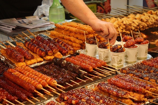 Những món ăn đường phố hấp dẫn nhưng lại không đảm bảo an toàn cho mẹ và bé