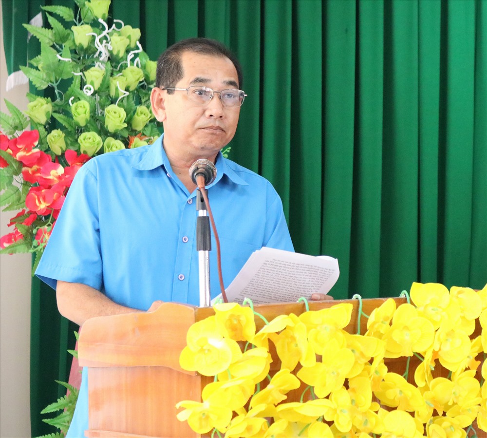Phó chủ tịch Thường trực LĐLĐ tỉnh Hậu Giang Kiều Văn Thọ báo cáo tại hội nghị. Ảnh: M.T