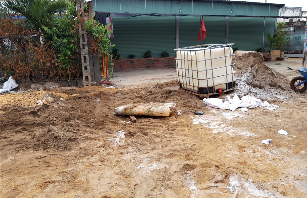 Thùng nhựa đựng axit bị rò rỉ xuống mặt đường.