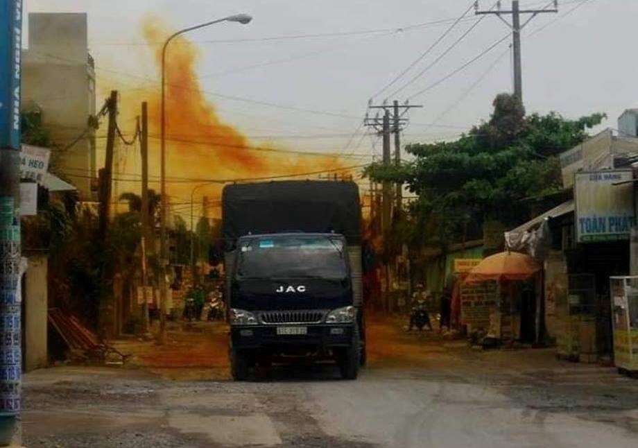 Xe chở a xít bị rò rỉ trên đường đoạn qua khu vực đông dân cư.