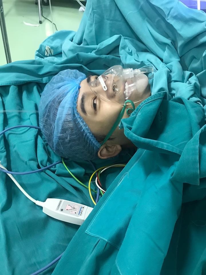Hình ảnh nam MC trong phòng mổ được anh chia sẻ cách đây ít ngày.
