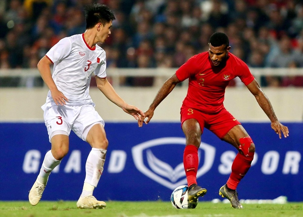 Tiền đạo Marinus Wanewar có nhiều tình huống tiểu xảo với cầu thủ U23 Việt Nam.