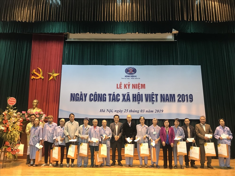 Trao quà cho các bệnh nhân ung thư có hoàn cảnh khó khăn. Ảnh: BV