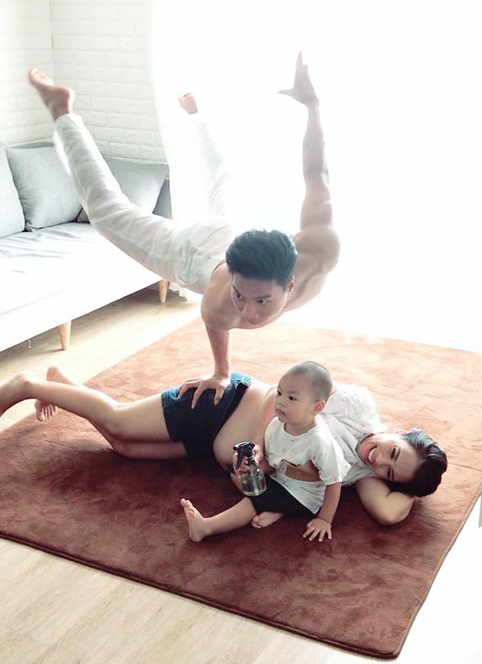 Khoảnh khắc Quốc Nghiệp làm xiếc chống tay lên người bà xã đang mang thai.
