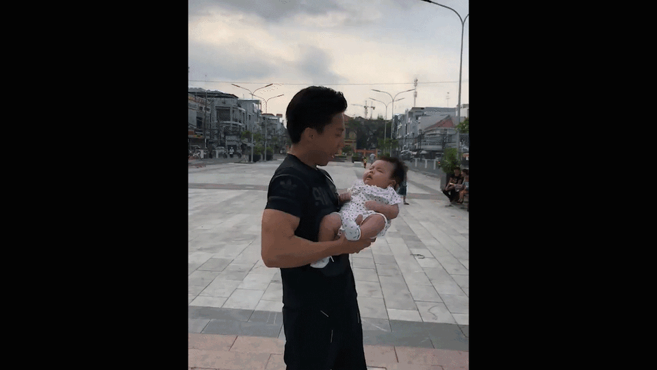 Quốc Nghiệp nô đùa với con gái 3 tháng tuổi.