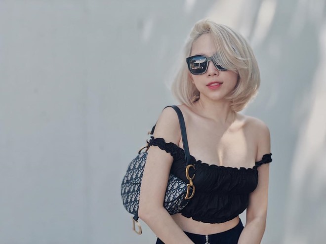 Lợi thế lớn của Tóc Tiên là vòng một đầy đặn nhưng bắp tay và vai lại thon gọn, giúp cô diện đẹp các thiết kế khoe vai, cánh tay và ngực. Trong nhiều hoàn cảnh, lúc đi chơi lẫn gặp gỡ bạn bè, người ta đều thấy Tóc Tiên diện áo hai dây hoặc trễ vai.