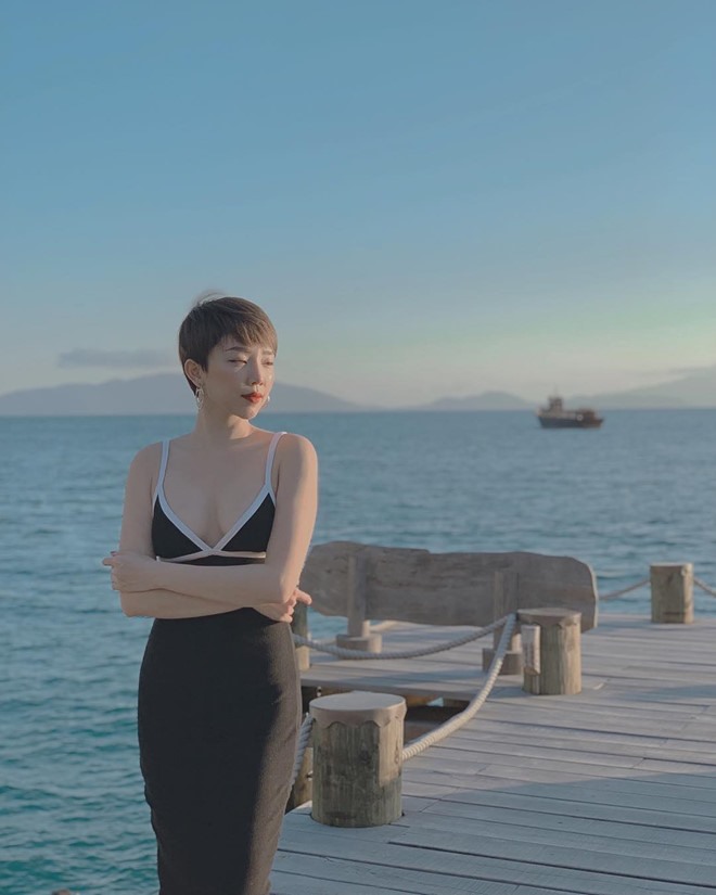 Bàn về cách sống của mình và suy nghĩ về tiền bạc, Tóc Tiên từng bộc bạch: “Mình, thu nhập kha khá, tối mát trời vẫn khoái chí đi xe gắn máy ăn lề đường, quá đủ. Giữa nhiều và đủ, ai tìm đúng điểm dừng cho mình, người đó an nhiên“.